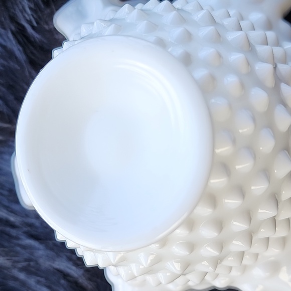 VINTAGE  RUFFLED  HOBNAIL MILK GLASS BOWL. - Picture 6 of 7